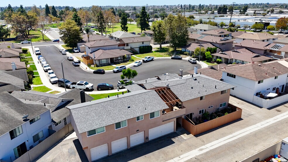 5571 Reno Cir, Huntington Beach, CA à vendre - Photo de l’immeuble – Image 3 sur 11