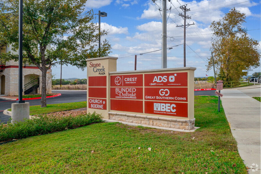 1100 N Main St, Boerne, TX à louer - Photo de l’immeuble – Image 3 sur 5