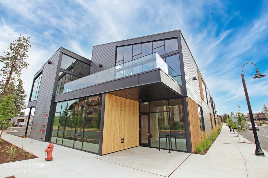 2838 NW Crossing Dr, Bend, OR à louer - Photo de l’immeuble – Image 3 sur 10
