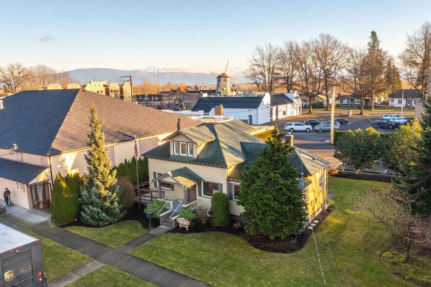 709 Grover St, Lynden, WA à louer - Photo de l’immeuble – Image 2 sur 35