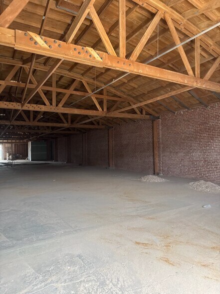 738 E 61st St, Los Angeles, CA à louer - Photo de l’immeuble – Image 2 sur 8