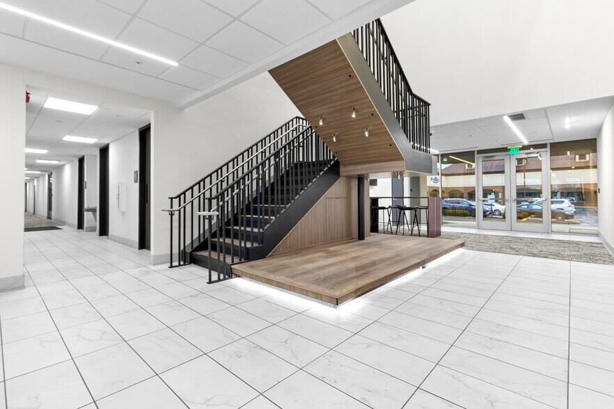 101 E Carmel Dr, Carmel, IN à louer - Photo de l’immeuble – Image 3 sur 13