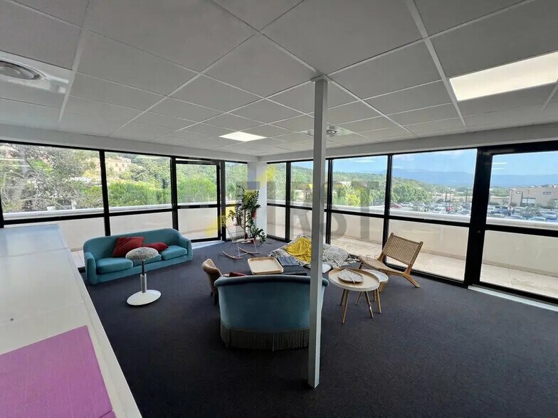 Bureau dans Vallauris à louer - Photo de l’immeuble – Image 3 sur 6