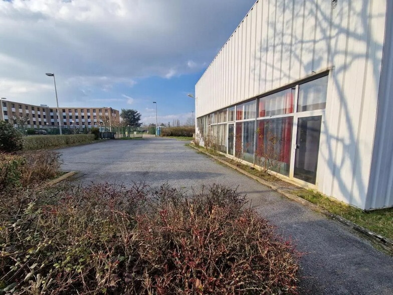 Industriel/Logistique dans Montigny-le-Bretonneux à vendre - Photo de l’immeuble – Image 2 sur 12