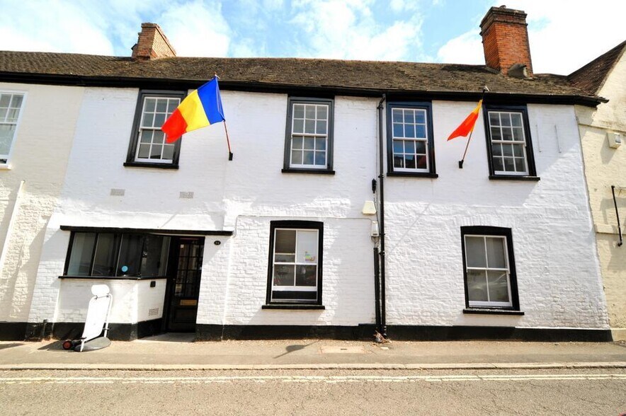 44 High St, Bagshot à vendre - Photo de l’immeuble – Image 1 sur 6