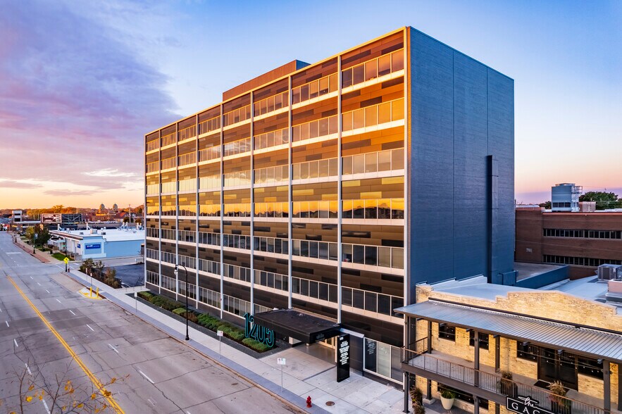 1205 S 70th St, West Allis, WI à louer - Photo de l’immeuble – Image 2 sur 11