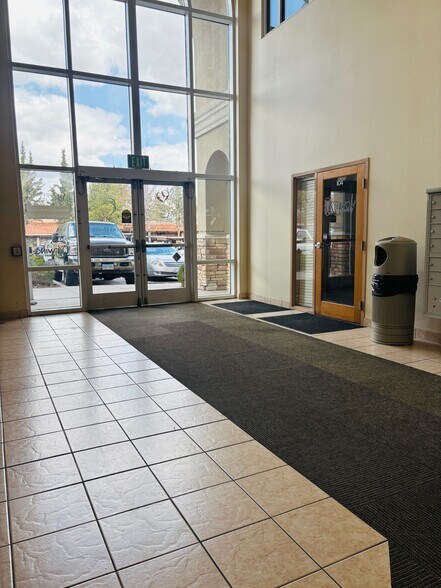 645 Sierra Rose Dr, Reno, NV à louer - Photo de l’immeuble – Image 3 sur 5