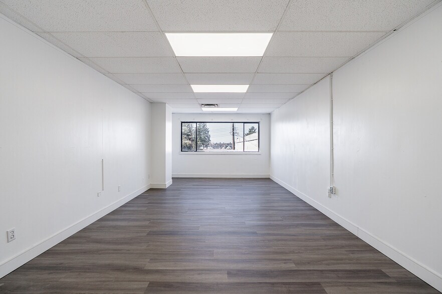 7123 Curragh Av, Burnaby, BC à louer - Photo de l’immeuble – Image 3 sur 10