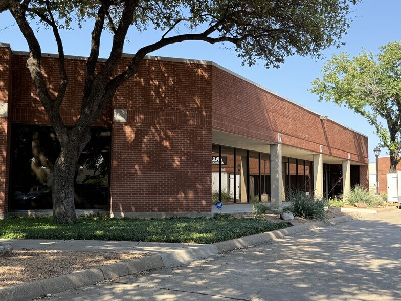 820 F Ave, Plano, TX à louer - Photo de l’immeuble – Image 2 sur 4