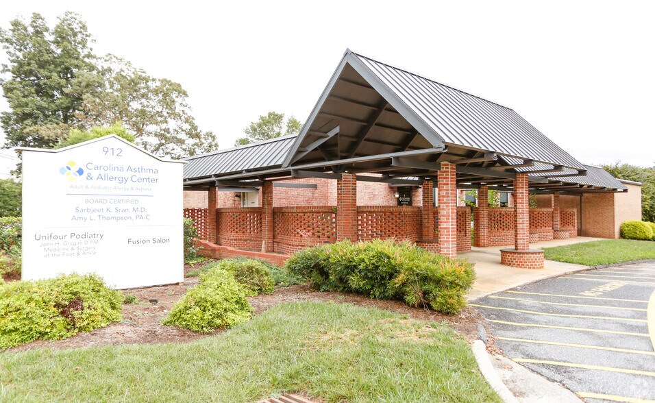 912 2nd St NE, Hickory, NC à vendre - Photo de l’immeuble – Image 1 sur 4