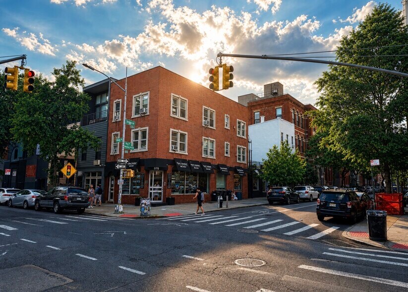 578 driggs Ave, Brooklyn, NY à louer - Photo de l’immeuble – Image 1 sur 9