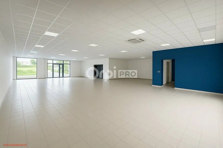 Local commercial dans Saint-Étienne-de-Montluc à louer - Photo de l’immeuble – Image 1 sur 5