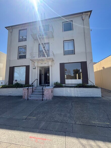 3008 Lakeshore Ave, Oakland, CA à louer - Photo de l’immeuble – Image 2 sur 8