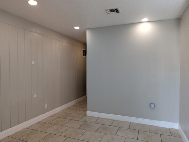 599 Sherwood Ave, Satellite Beach, FL à louer - Photo de l’immeuble – Image 3 sur 5