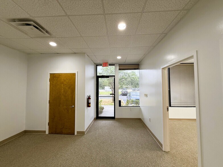 6408 W Linebaugh Ave, Tampa, FL à louer - Photo de l’immeuble – Image 3 sur 12