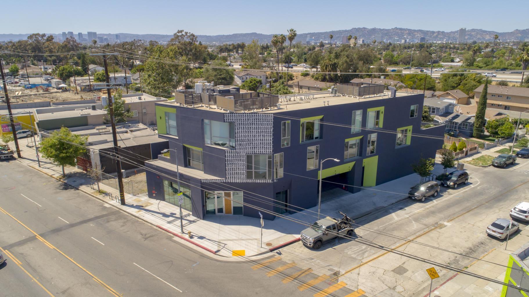 5135 W Adams Blvd, Los Angeles, CA à louer Photo de l’immeuble– Image 1 sur 2
