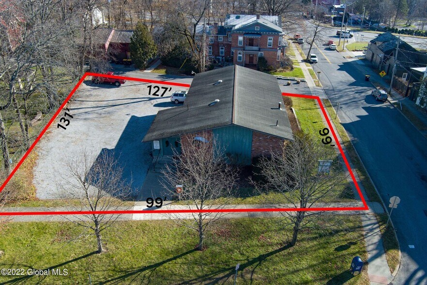 624 N Broadway, Saratoga Springs, NY à vendre - Photo principale – Image 1 sur 18