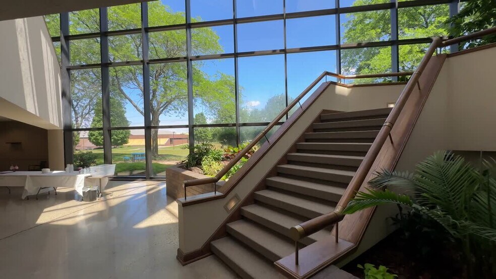 700 & 734 S Waverly Rd, Holland, MI à vendre - Vidéo sur l’annonce professionnelle – Image 2 sur 35
