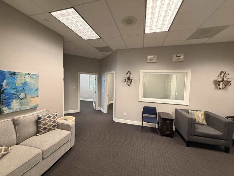 204-210 E Enos Dr, Santa Maria, CA à louer - Photo de l’immeuble – Image 3 sur 12