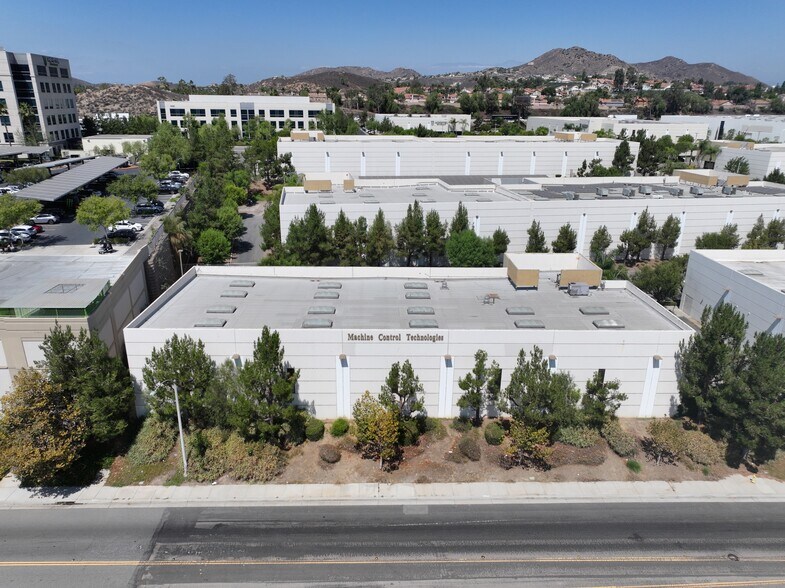 210 Crouse Dr, Corona, CA à vendre - Photo de l’immeuble – Image 3 sur 7