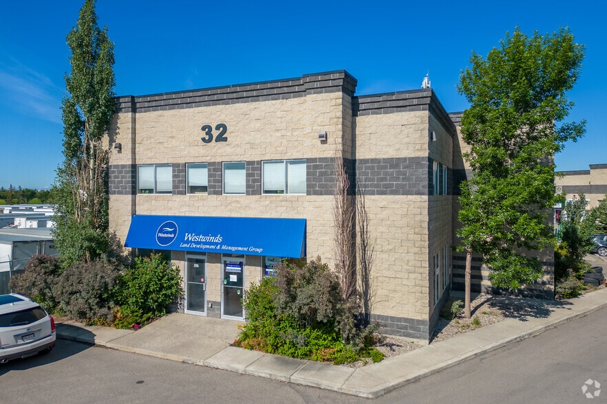 32 Westwinds Cres NE, Calgary, AB à vendre - Photo principale – Image 1 sur 15