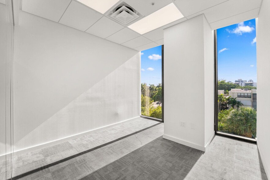 2980 NE 207th St, Aventura, FL à louer - Photo de l’immeuble – Image 2 sur 13