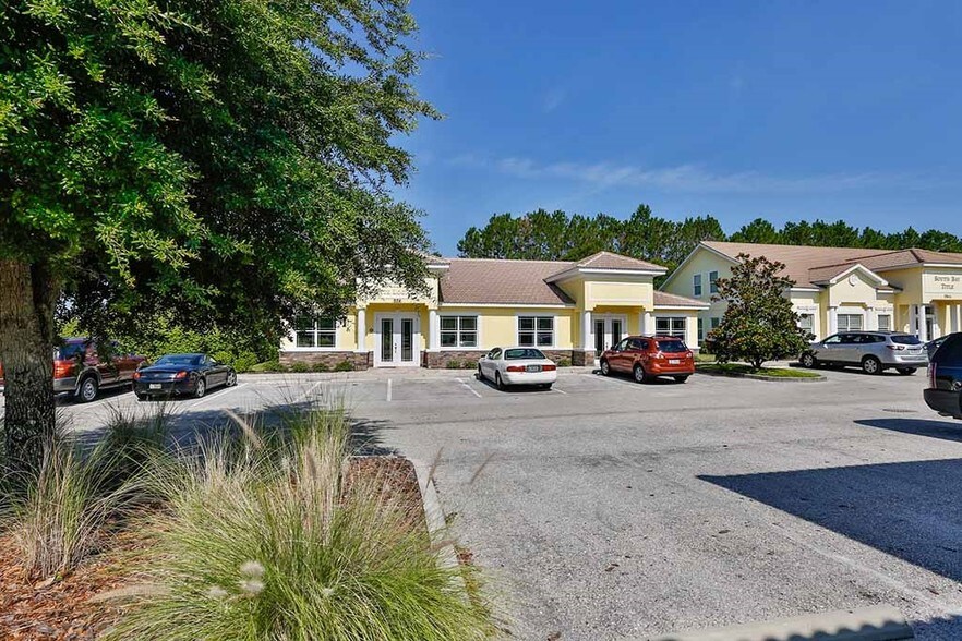 920 Cypress Village Blvd, Ruskin, FL à louer - Photo de l’immeuble – Image 2 sur 14