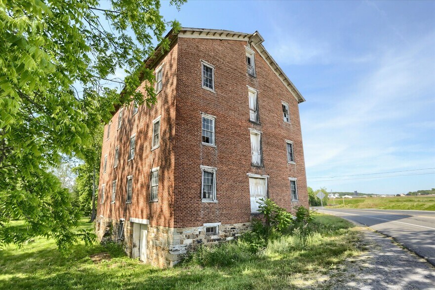 1209 Mill Rd, Selinsgrove, PA à vendre - Photo de l’immeuble – Image 3 sur 22
