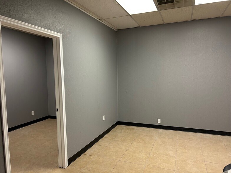 2529 Merrell Rd, Dallas, TX à louer - Photo intérieure – Image 3 sur 11