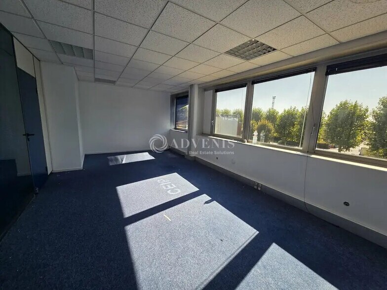 Bureau dans Mitry-Mory à louer - Photo de l’immeuble – Image 3 sur 7