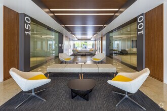 2150 Towne Centre Pl, Anaheim, CA à louer Hall d’entrée– Image 1 sur 2