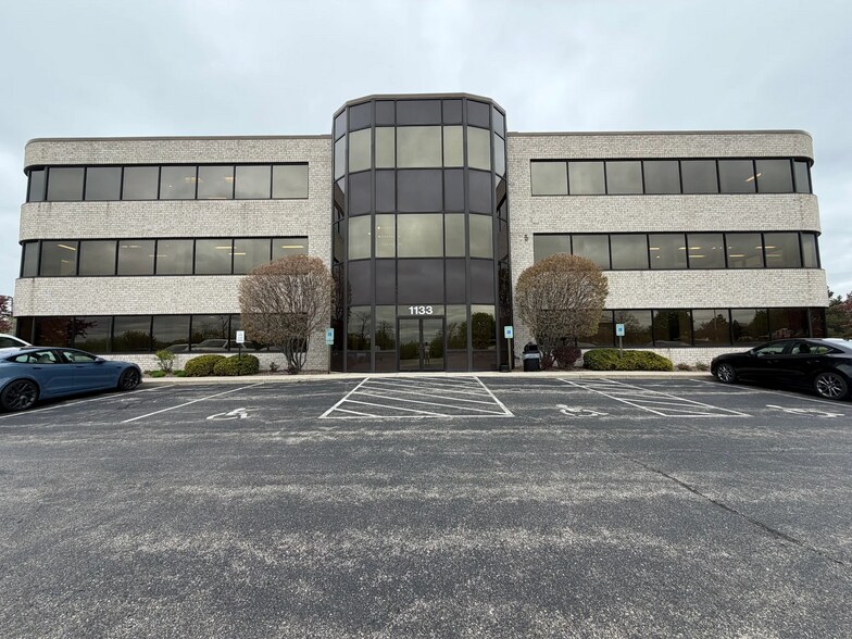 1133 Quail Ct, Pewaukee, WI à louer - Photo de l’immeuble – Image 2 sur 11