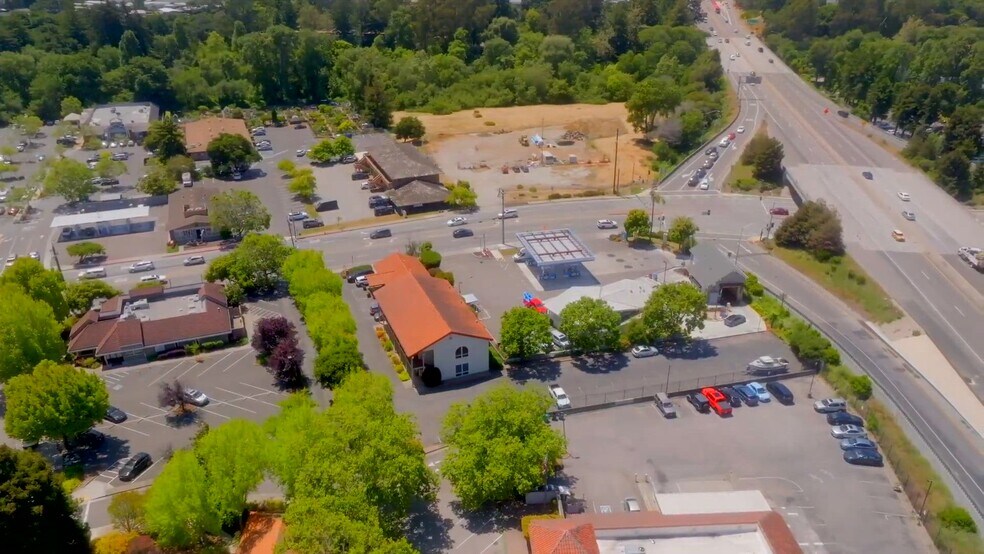 830 Bay Ave, Capitola, CA à vendre - Vidéo sur l’annonce professionnelle – Image 2 sur 23