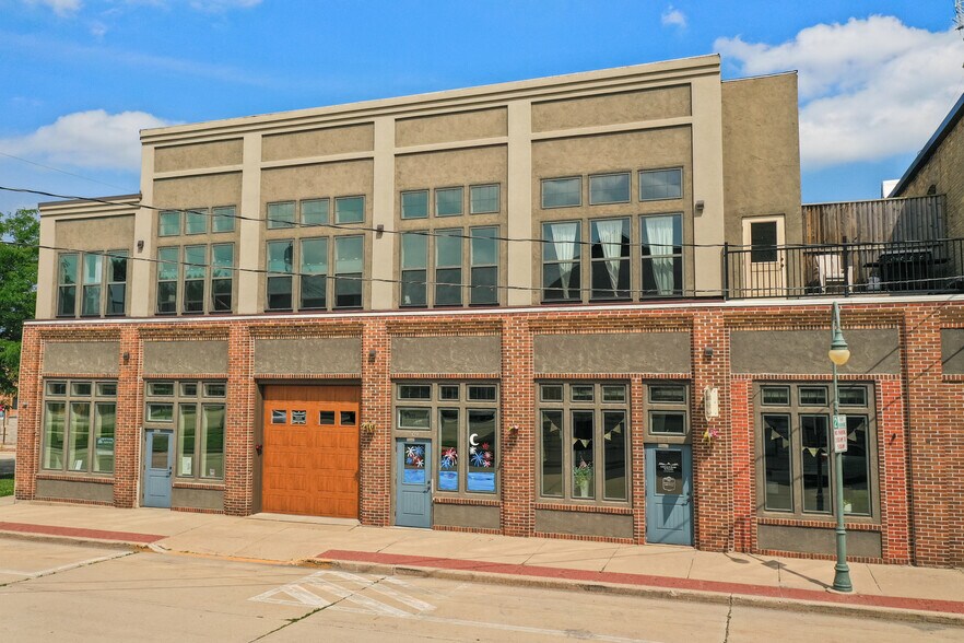 109 N 2nd St, Whitewater, WI à louer - Photo de l’immeuble – Image 1 sur 34