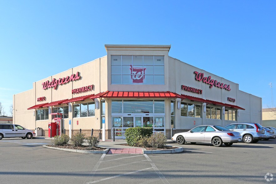 5785 N 1st St, Fresno, CA à louer - Photo de l’immeuble – Image 2 sur 5