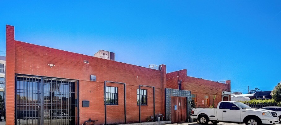 742 N Cahuenga Blvd, Los Angeles, CA à louer Photo de l’immeuble– Image 1 sur 10