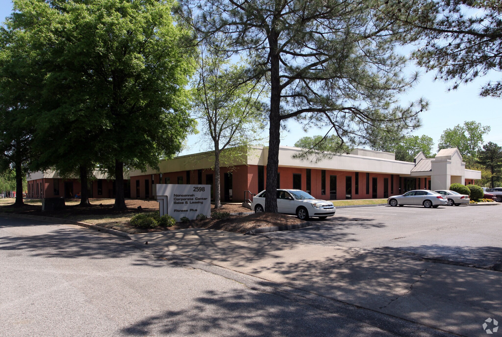 2596 Corporate Ave E, Memphis, TN à louer Photo principale– Image 1 sur 14