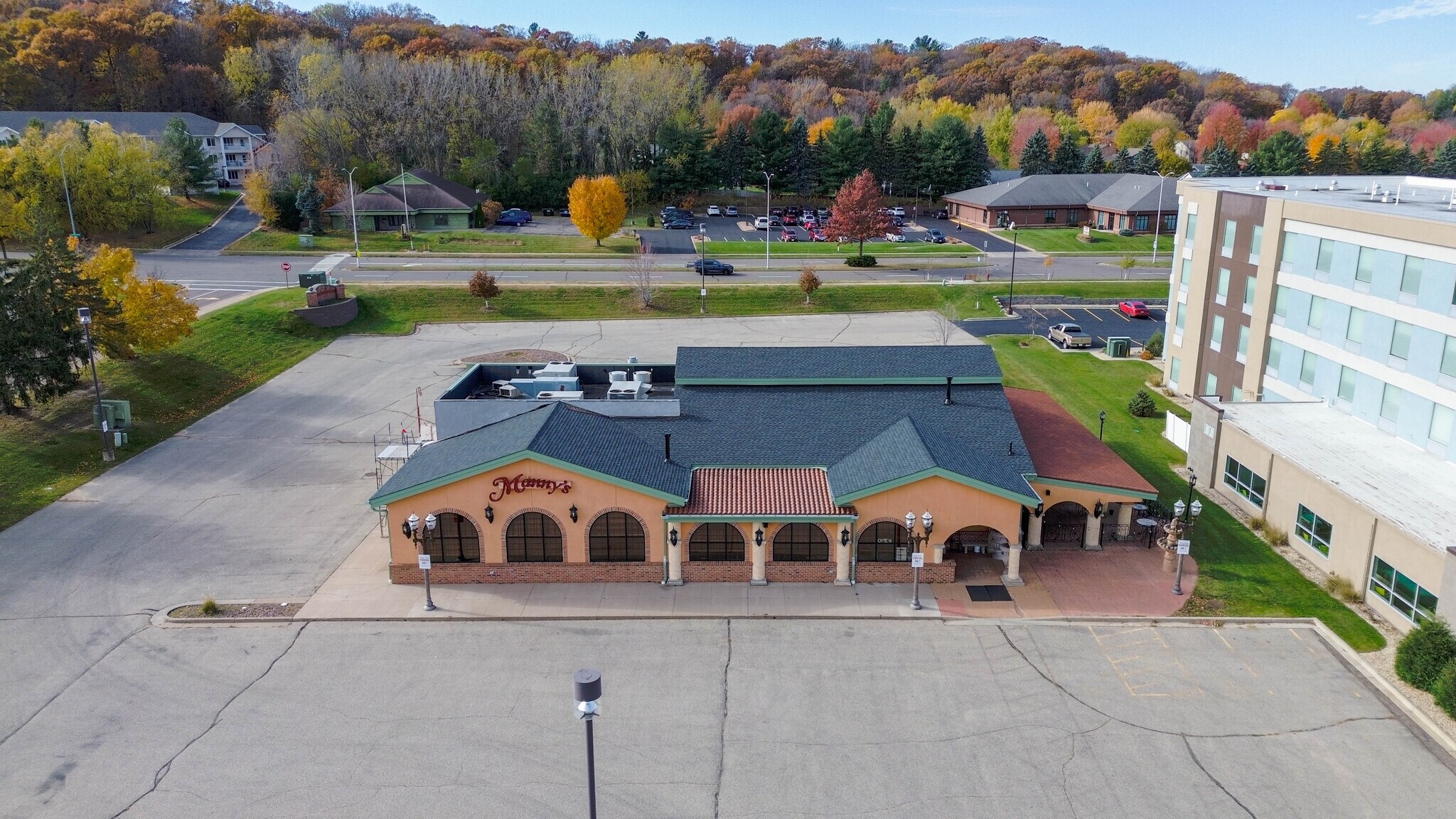 4207 Oakwood Hills Pkwy, Eau Claire, WI à vendre Photo de l’immeuble– Image 1 sur 23