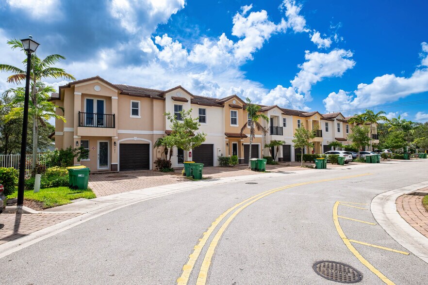 7561 NW 88th Ter, Tamarac, FL à vendre - Photo de l’immeuble – Image 2 sur 22