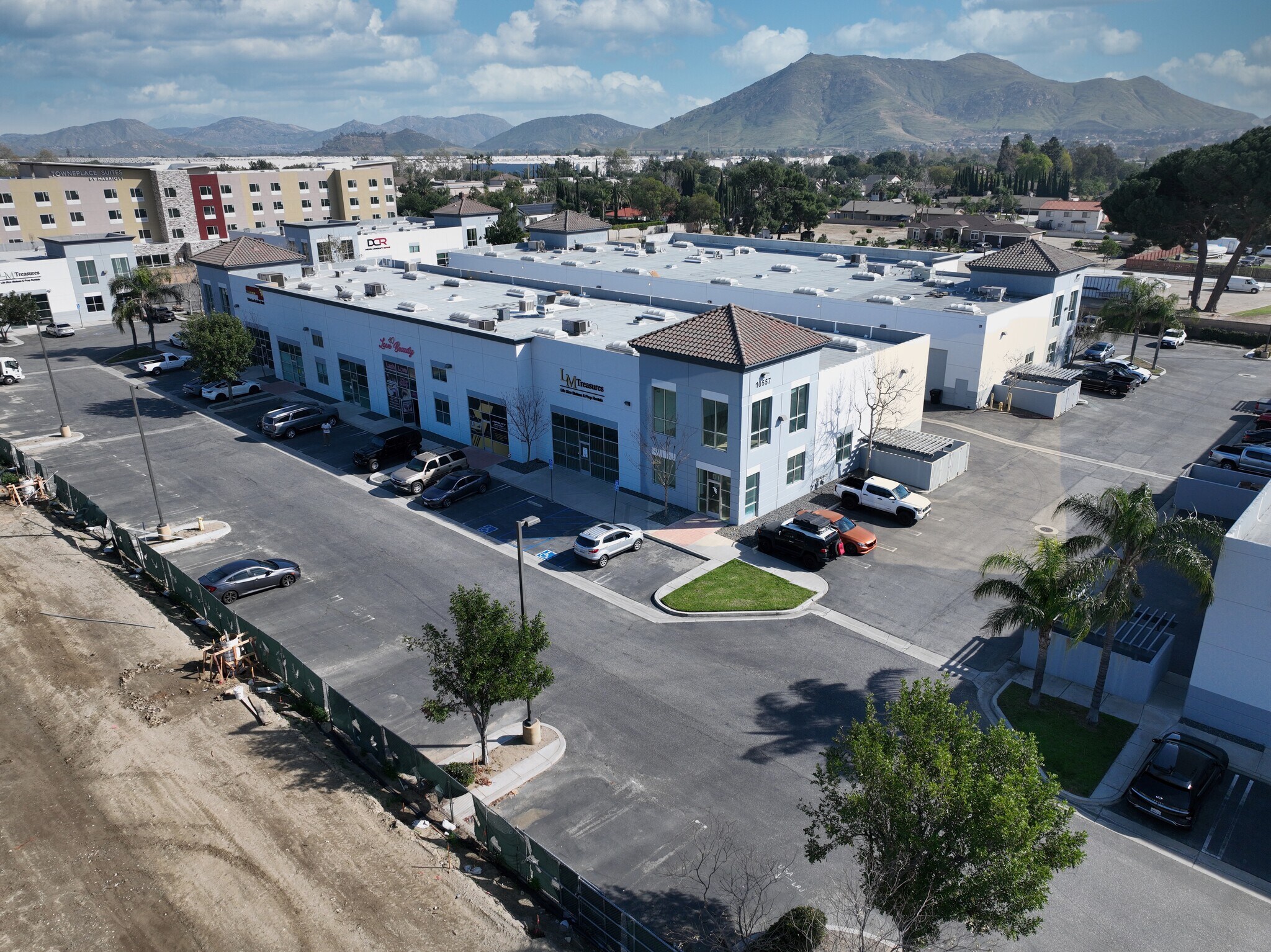 10557 Juniper Ave, Fontana, CA à louer Photo principale– Image 1 sur 5