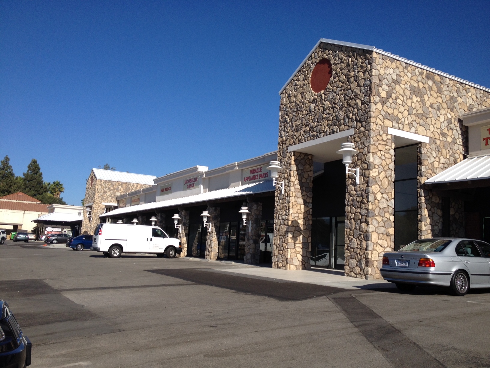 650-712 E Thousand Oaks Blvd, Thousand Oaks, CA à louer Photo principale– Image 1 sur 2
