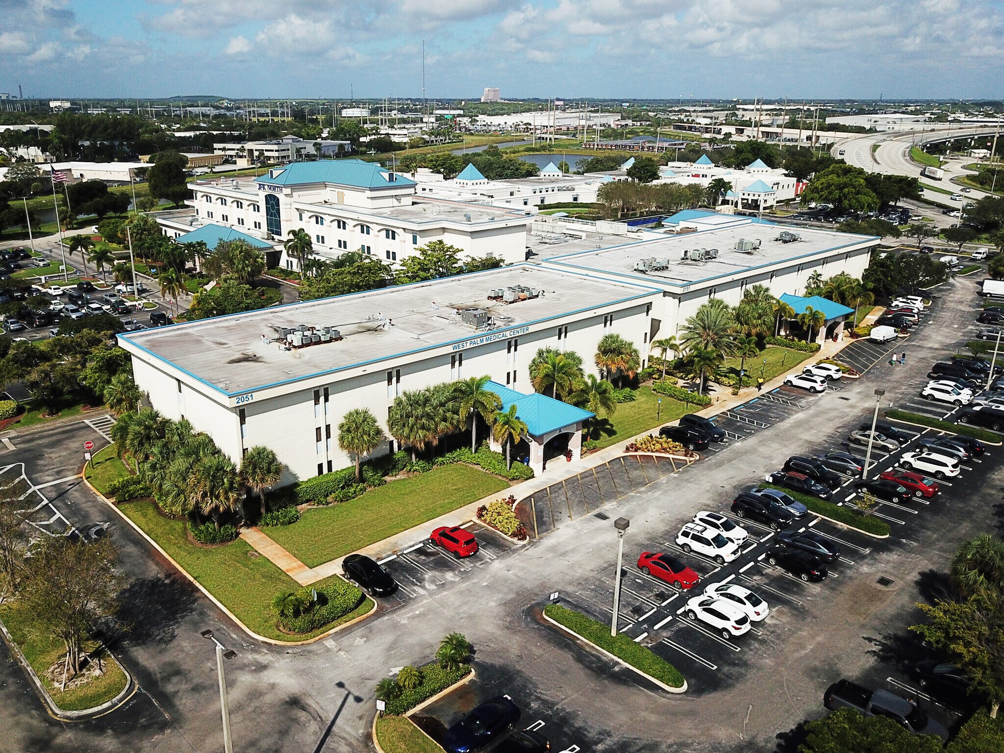 2051 45th St, West Palm Beach, FL à louer Photo de l’immeuble– Image 1 sur 10