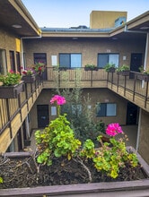 12240 Venice Blvd, Los Angeles, CA à louer Photo de l’immeuble– Image 1 sur 2