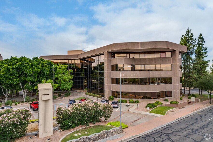 2001 W Camelback Rd, Phoenix, AZ à louer - Photo principale – Image 1 sur 6