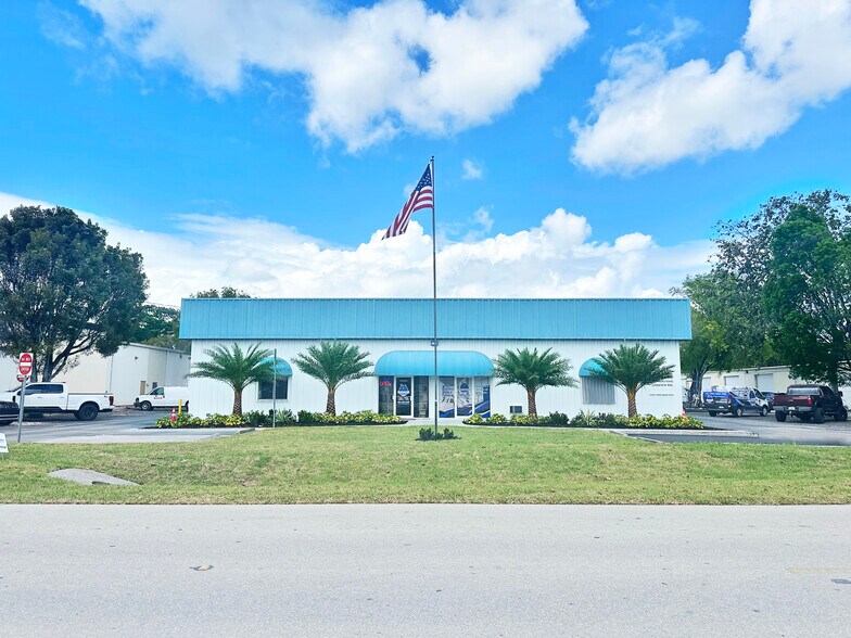 4573 Enterprise Ave, Naples, FL à vendre - Photo de l’immeuble – Image 2 sur 5