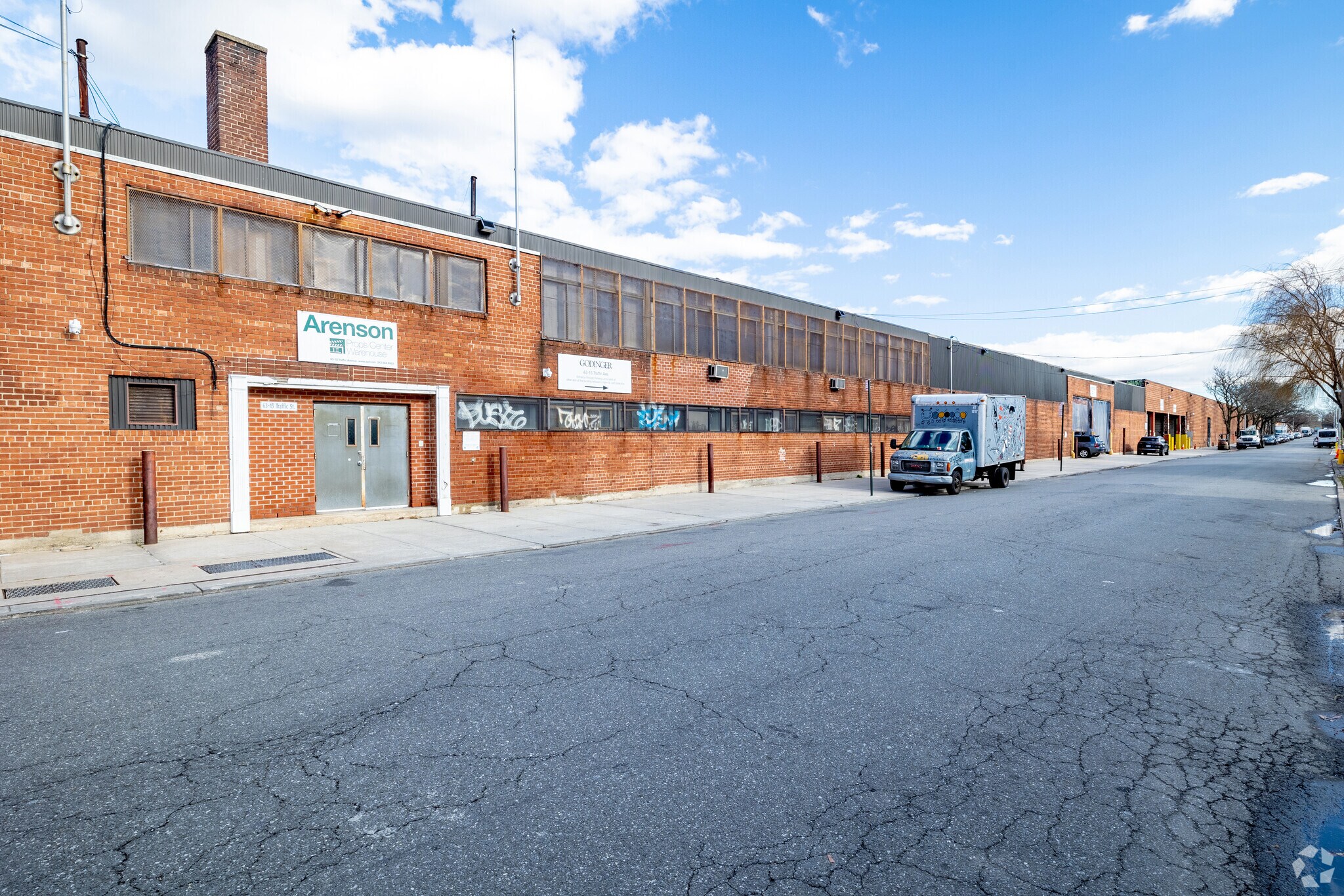 63-15 Traffic Ave, Ridgewood, NY à louer Photo principale– Image 1 sur 3