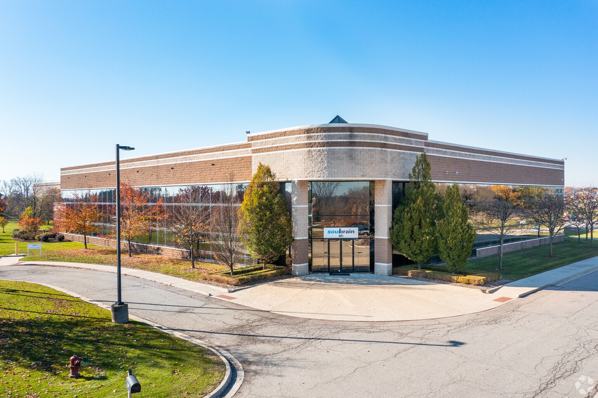 47050 Five Mile Rd, Northville, MI à louer Photo principale– Image 1 sur 25