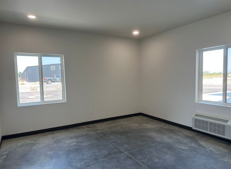 3221 Pureview Ln, Billings, MT à louer - Photo de l’immeuble – Image 2 sur 23