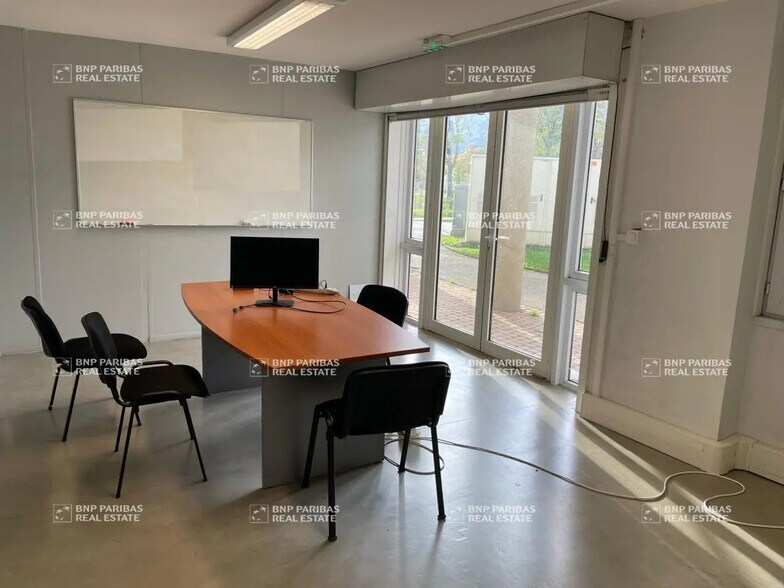 3 B Rue Irene Joliot Curie, Eybens à louer - Photo de l’immeuble – Image 3 sur 9