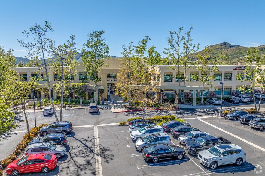 649 Lawrence Dr, Thousand Oaks, CA à louer - Photo de l’immeuble – Image 2 sur 3